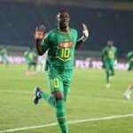 Amara Diouf, attaquant des U17 du Sénégal, ne va pas figurer sur la liste des 27 Lions à la prochaine Coupe d’Afrique des nations (CAN) à Abidjan. La figure montante du football sénégalais ne figure pas sur la liste provisoire de 55 joueurs sénégalais conformément aux règlements qui imposent aux pays qualifiées pour la phase finale de soumettre cette liste le 14 décembre 2023, au plus tard. Des joueurs n’ayant jusque-là pas encore sélectionné en équipe nationale ont leurs noms inscrits sur cette liste. C’est le cas de Seydou Sano (Al Gharafa SC), Mamadou Lamine Camara (RS Berkane), Pape Amadou Diallo (Metz), Mamadou Ibrahima Mbacké Fall (Barca Athlethic), Arouna Sanganté (Le Havre), Ousmane Diouf (Al Hilal), Ibrahima Wadji (Saint-Etienne), Rassoul Nader Ndiaye (Le Havre) et Pape Mamadou Sy (FC Seraing).