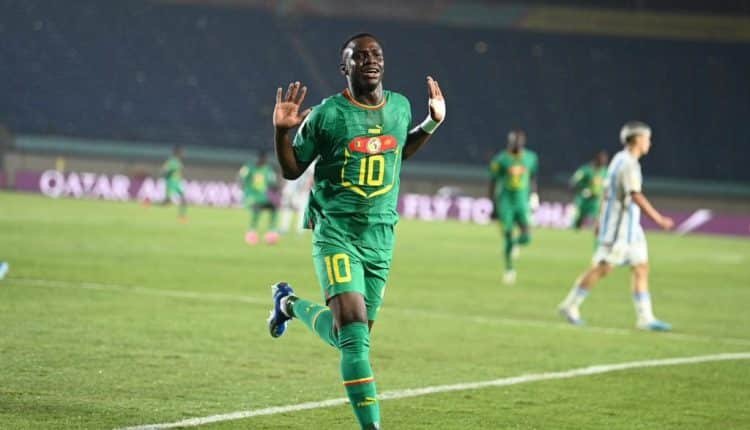 Amara Diouf, attaquant des U17 du Sénégal, ne va pas figurer sur la liste des 27 Lions à la prochaine Coupe d’Afrique des nations (CAN) à Abidjan. La figure montante du football sénégalais ne figure pas sur la liste provisoire de 55 joueurs sénégalais conformément aux règlements qui imposent aux pays qualifiées pour la phase finale de soumettre cette liste le 14 décembre 2023, au plus tard. Des joueurs n’ayant jusque-là pas encore sélectionné en équipe nationale ont leurs noms inscrits sur cette liste. C’est le cas de Seydou Sano (Al Gharafa SC), Mamadou Lamine Camara (RS Berkane), Pape Amadou Diallo (Metz), Mamadou Ibrahima Mbacké Fall (Barca Athlethic), Arouna Sanganté (Le Havre), Ousmane Diouf (Al Hilal), Ibrahima Wadji (Saint-Etienne), Rassoul Nader Ndiaye (Le Havre) et Pape Mamadou Sy (FC Seraing).