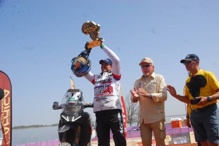 16e AFRICA ECO RACE/ ARRIVEE SUR LE LAC ROSE Les vainqueurs honorés à la hauteur de leurs performances