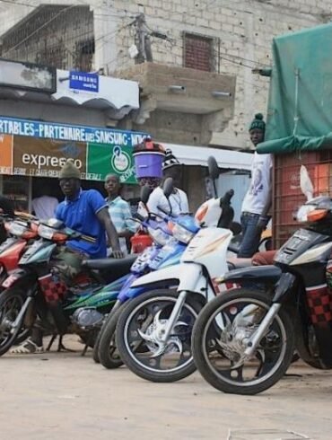 Le Ministère des Infrastructures et des Transports terrestres et aériens (MITTA) informe les détenteurs de motos de cylindrée supérieure à 49 cc et non immatriculées qu’un sursis de trois mois est accordé aux conducteurs de motos sans plaque d’immatriculation, jusqu’au 13 mars 2025. Ainsi, les immatriculations gratuites débuteront à partir de la semaine du 6 janvier 2025. Le MITTA encourage tous les détenteurs de motos concernées à profiter de cette période de régularisation pour procéder à l’immatriculation gratuite de leurs véhicules. Passé ce délai, toute moto non immatriculée sera immédiatement mise en fourrière. Ces mesures visent à renforcer la sécurité routière et à faciliter la régularisation des motos non immatriculées”, informe un communiqué.