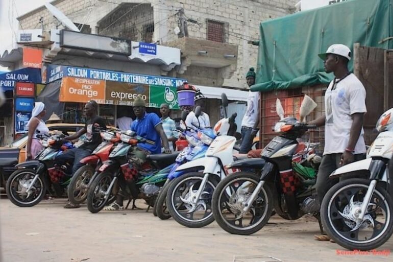 Le Ministère des Infrastructures et des Transports terrestres et aériens (MITTA) informe les détenteurs de motos de cylindrée supérieure à 49 cc et non immatriculées qu’un sursis de trois mois est accordé aux conducteurs de motos sans plaque d’immatriculation, jusqu’au 13 mars 2025. Ainsi, les immatriculations gratuites débuteront à partir de la semaine du 6 janvier 2025. Le MITTA encourage tous les détenteurs de motos concernées à profiter de cette période de régularisation pour procéder à l’immatriculation gratuite de leurs véhicules. Passé ce délai, toute moto non immatriculée sera immédiatement mise en fourrière. Ces mesures visent à renforcer la sécurité routière et à faciliter la régularisation des motos non immatriculées”, informe un communiqué.